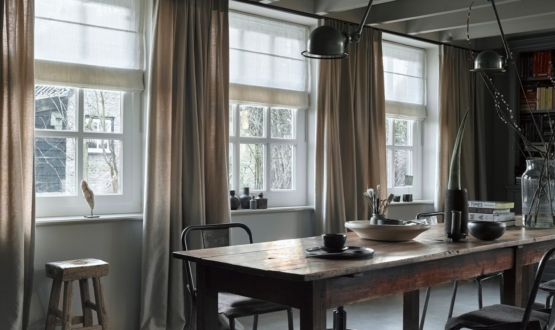 Warm interieur met linnen gordijnen en vouwgordijnen van Huis van Jet